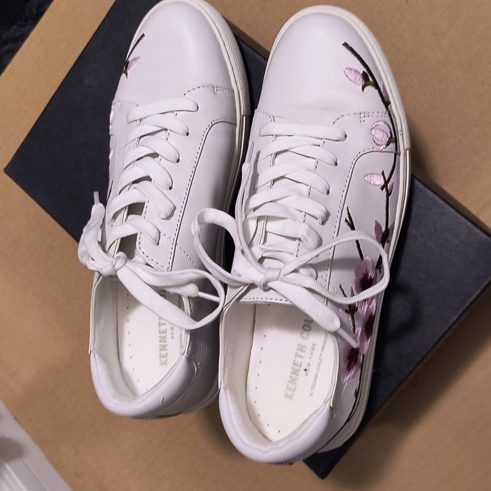 Kenneth Cole women's tennis shoes kam blossom. Size 8 only worn once